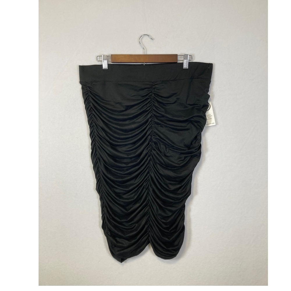 Fashion to Figure Black Ruched Bodycon Midi Skirt Plus Size 2 NWT‎